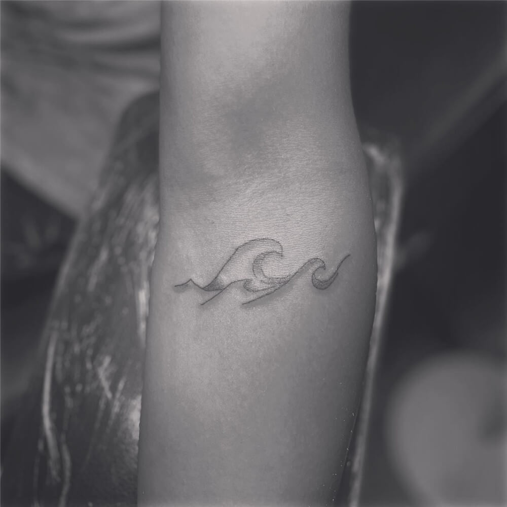 What is the meaning of a wave tattoo